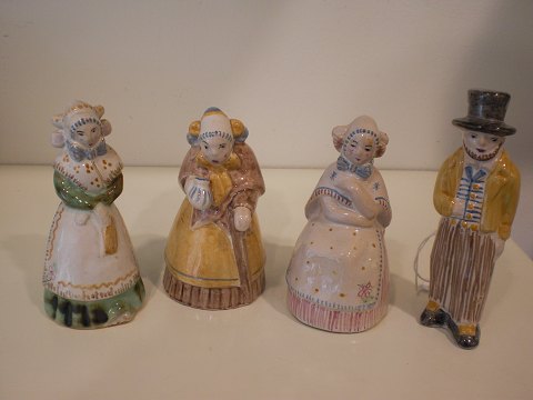 4 figurer i egnsdragt fra Hjort, Bornholm. Den siddende dame er solgt.