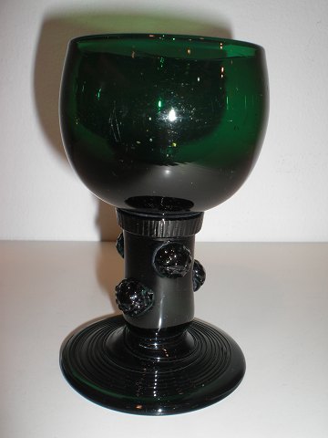 Mørkegrønt dansk römerglas m. hul stilk og rosetter.