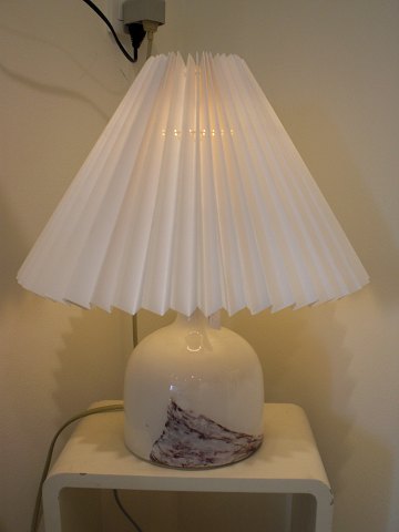 Holmegaard symetrisk bordlampe designet af Michael Bang i 1973. Inkl. silkeskærm