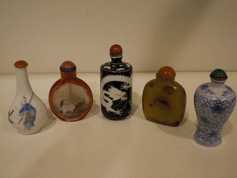 5 kinesiske snusflasker i forskellige materialer - 1800-tallet.  3 flasker er solgt.