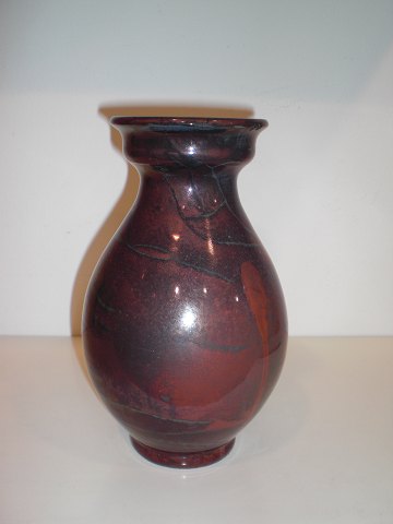 Kähler keramik vase - formentlig designet af Karl Reistrup -  med Bordeaux 
luster glasur.