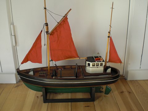 Håndbygget model af fiskekutteren Rosa.