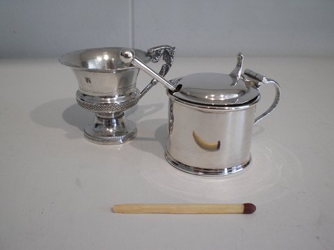Lille engelsk saltkar med glasindsats og miniature kop - begge dele i sølv