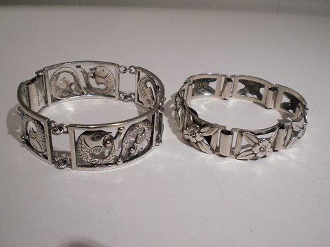 2 vintage, leddelte armbånd i sølv.Fiskearmbåndet er solgt.