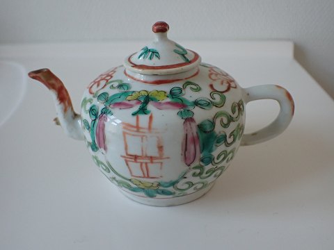 Lille kinesisk te-/sakekande i porcelæn med skrifttegn og sommerfugle.