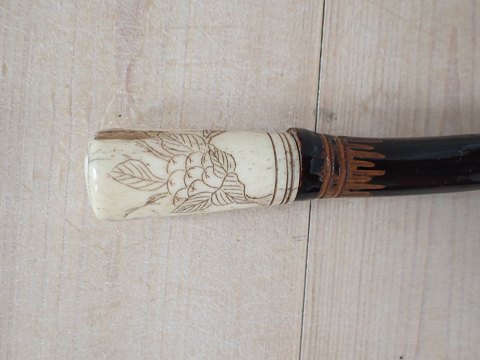 Japansk stok med knop af udskåret ben på stokken afmalet,  udskåret bambus.