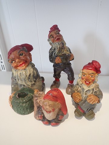 4 håndmalede nisser af gips, 3 større og en mindre. Sælges individuelt.