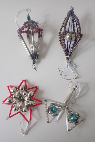 4 stk. sammensat glasjulepynt - 2 ældre lygter og 2 yngre former. Sælges 
individuelt-