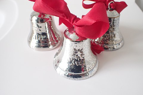 3 forsølvede juleklokker fra 1950-erne. Sælges individuelt.