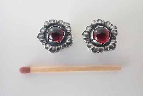 Georg Jensen - blomsterøreklips i sterling sølv med granater.