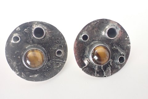 Lysgård design - et par øreklips i patineret sterling sølv med tigerøge sten.