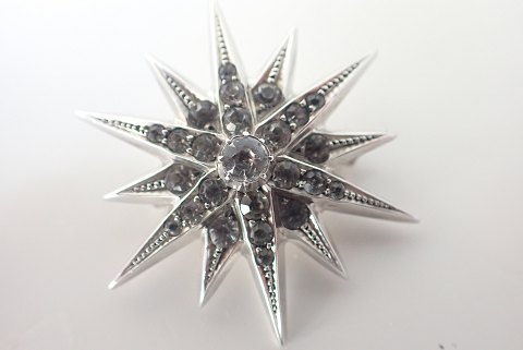Stjernebroche i 900 sølv med talrige diamantslebne zirkoner.