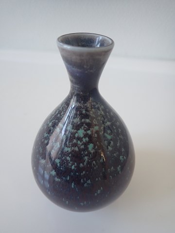 Berndt Friberg - lille dråbeformet vase i stentøj.
