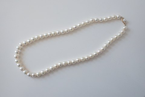 Perlekæde med lige store saltvandskulturperler og med guldlås.