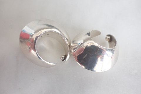 Nanna Ditzel øreringe i sterling sølv udført af Georg Jensen. #126.