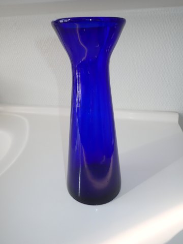 Blåt optisk stribet hyacintglas fra Holmegård.
