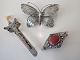 3 filegranbrocher i sølv - Sværdbroche, sommerfuglebroche og koralbroche. Sælges individuelt. Sommerfugl er solgt.