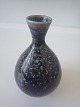 Berndt Friberg - lille dråbeformet vase i stentøj.